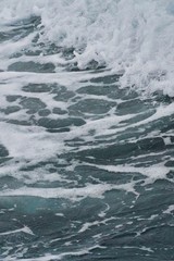 Spritzende Wellen im Meer