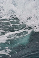 Fototapeta na wymiar Spritzende Wellen im Meer