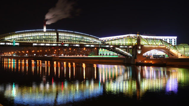 Long-exposure photo of Moscow river at night 8