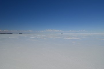 青空のウユニ塩湖
