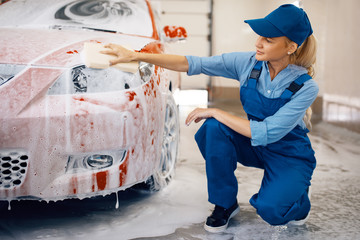 Female washer wipes the automobile headlights