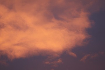 Himmel und Wolken im Morgenrot
