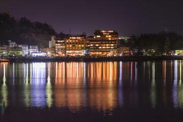 Die Stadt Fujikawaguchiko  über dem Kawaguchi-See bei Nacht