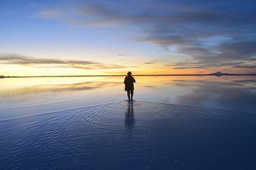 ウユニ 塩湖 夕焼け 鏡張り