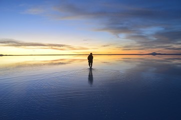 ウユニ 塩湖 夕焼け 鏡張り