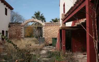 ABANDONED HOUSE BETWEEN THE PALMS
