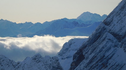 Schöner wintertag mit Sonne und Schnee auf der Zugspitze, dem höchsten Berg in Deutschland
