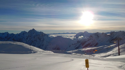 Schöner wintertag mit Sonne und Schnee auf der Zugspitze, dem höchsten Berg in Deutschland