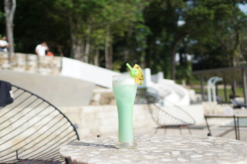 Grüner Cocktail am Strand