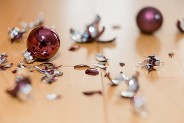 zerbrochene Christbaumkkugeln auf dem Boden liegend