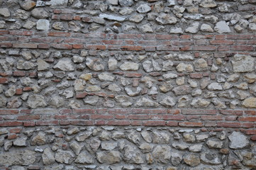 Muro a secco di mattoni e sassi
