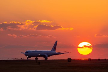 Fototapeta na wymiar 最高に美しい夕日空と飛行機　　The most beautiful sunset sky and airplane