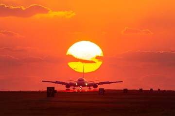 Naklejka na ściany i meble 最高に美しい夕日空と飛行機　　The most beautiful sunset sky and airplane