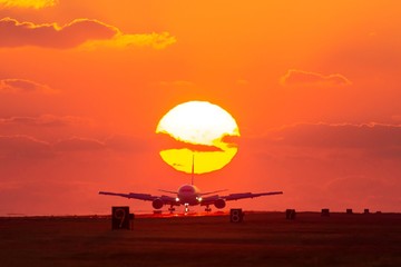 Fototapeta na wymiar 最高に美しい夕日空と飛行機　　The most beautiful sunset sky and airplane