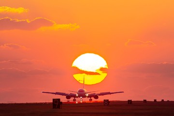 Naklejka na ściany i meble 最高に美しい夕日空と飛行機　　The most beautiful sunset sky and airplane