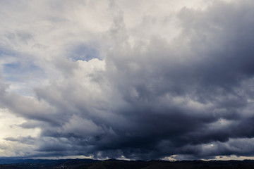 Formação de nuvens (Cumulus) antes de chuvas fortes na região da Serra da Mantiqueira,  São Paulo, Brasil