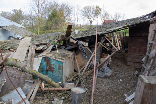 slum,abandoned rural homes are destroyed and destroyed by a hurricane