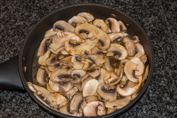 Pilzgericht im Topf am braten