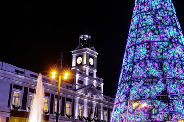 &Aacute;rbol de navidad iluminado y Puerta del Sol en Madrid, Espa&ntilde;a.