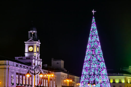&Aacute;rbol de navidad iluminado y Puerta del Sol en Madrid, Espa&ntilde;a.