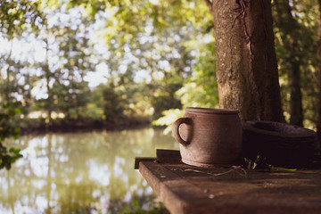 Tasse de café dans la nature au bord de l'eau