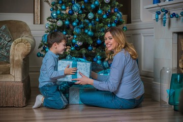 Naklejka premium Nice mom and little boy at Christmas time, children and parents lifestyle