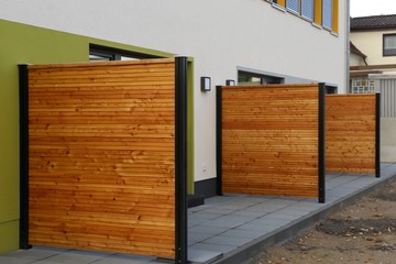 Moderne Sichtschutzzäune aus Holz als Terrassenabgrenzung