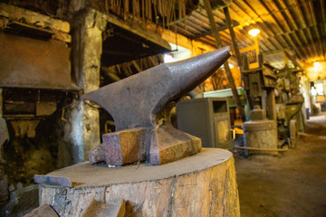 Schmiede - Amboss - Metalgestaltung - Eisen