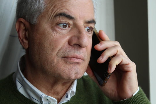 Anziano al telefono - comunicare