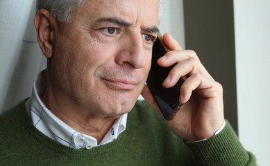 Anziano al telefono - comunicare