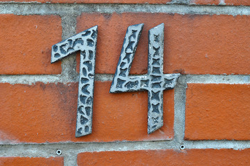 Obraz premium A house number plaque, showing the number fourteen (14)