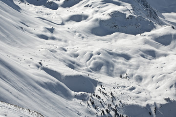 Blick von der Axamer Lizum Tirol in den Alpen auf die schneebedeckten Berge und Tiefschneehang bei Neuschnee im Winter. Lawinengefahr. Backcountry Fun