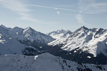 Obraz premium Blick von Innsbruck im Inntal in Tirol auf die schneebedeckten Gipfel der Nordkette im Winter. Bergpanorama