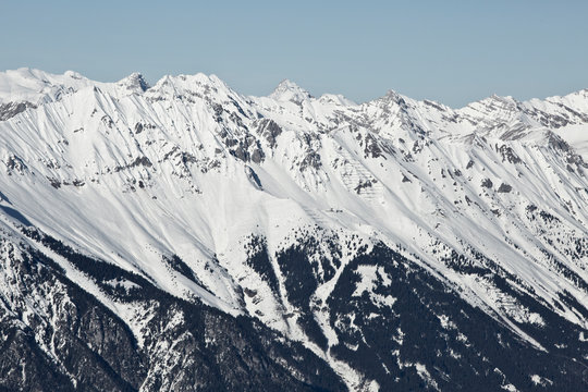 Blick von Innsbruck im Inntal in Tirol auf die Seegrube und die schneebedeckten Gipfel und Berge der Nordkette im Winter. Alpenpanorama