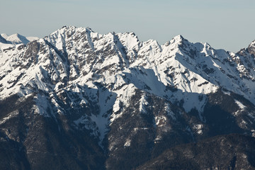 Fototapeta na wymiar Blick von Innsbruck im Inntal in Tirol auf die schneebedeckten Gipfel und Berge der Nordkette im Winter