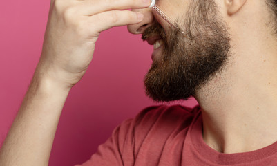 Obraz premium Bearded man holding pippete with beard oil.