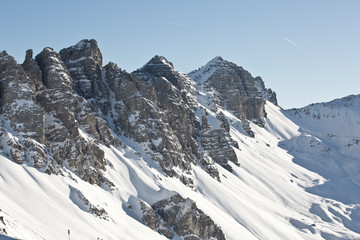 Blick von der Axamer Lizum Tirol in den Alpen auf die schneebedeckten Berge und Tiefschneehang bei Neuschnee im Winter. Lawinengefahr.