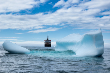 Schiff zwischen Eisscholle in Antarktis