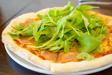 ルッコラをのせたピッツァ