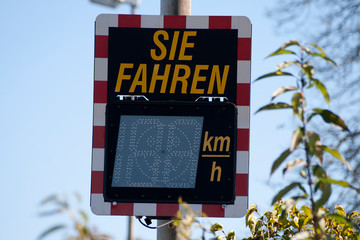Tempodisplay an Straße, Digitales Schild Tempo Kontrolle für Autofahrer	