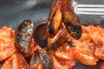 ムール貝とパスタの調理シーン