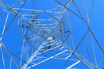 真下からの高圧鉄塔