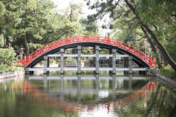 水面に映る赤い橋