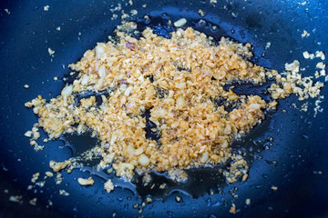 Fry the garlic in a round pan