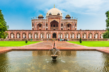 Naklejka premium Tourist at Humayun's Tomb, Delhi, India