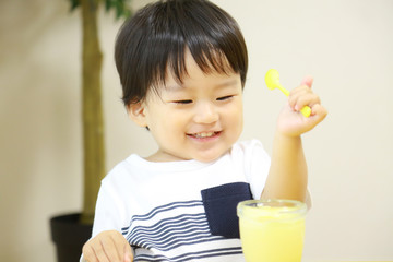 プリンを食べる男の子
