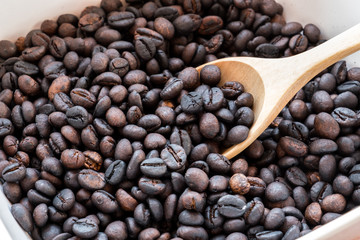 Fototapeta premium brown and black roasted arabica coffee baens. mashed roasted coffee beans is ingredients of espresso, cappuccino, latte, mocha, americano. coffee is favorite beverage at morning and afternoon break