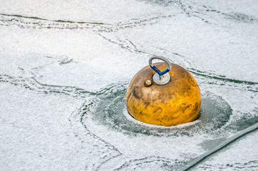Eingefrorene Boje und abstrakte Eisstruktur im Hafen von Konstanz, Bodensee, Germany
