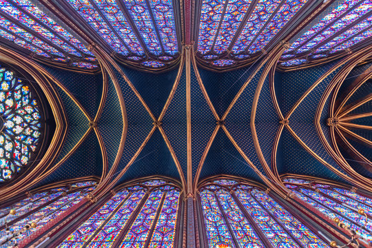 Paris, Les vitraux intérieurs de la Sainte Chapelle, île de la cité.
