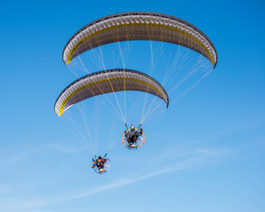 engine para glider in the blue sky